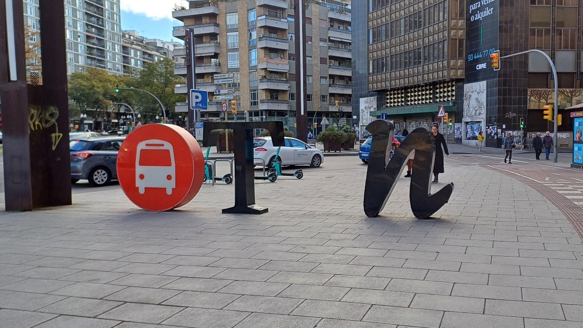 Imatge de les lletres TGN, sense la lletra G, a la plaça Imperial Tarraco de Tarragona.