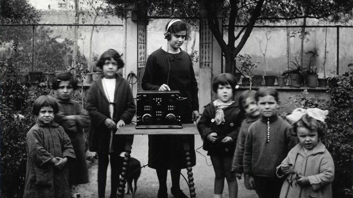 Escolta radiofònica, a finals del 1925, d'unes nenes a l'hort del senyor Argilaga, a Reus