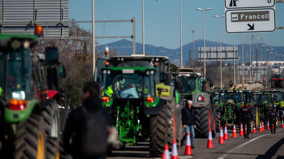 Centenar de tractors bloquegen l'accés al Port de Tarragona.