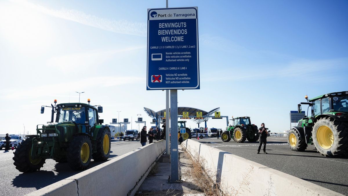 Els pagesos han aparcat els tractors als accessos d'entrada i sortida del Port de Tarragona