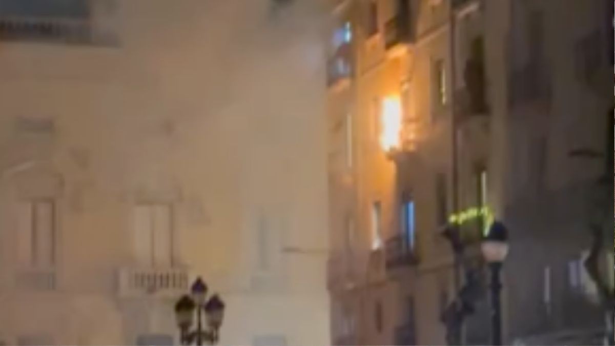 Ensurt per l'incendi en un balcó a la plaça de la Font.