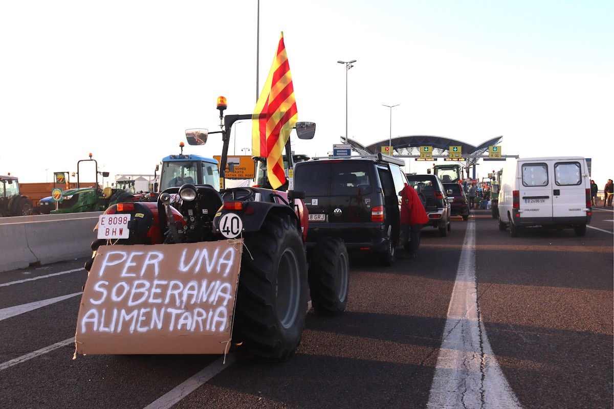 Alguns dels tractors que han passat la nit a l'-A27 al port de Tarragona  