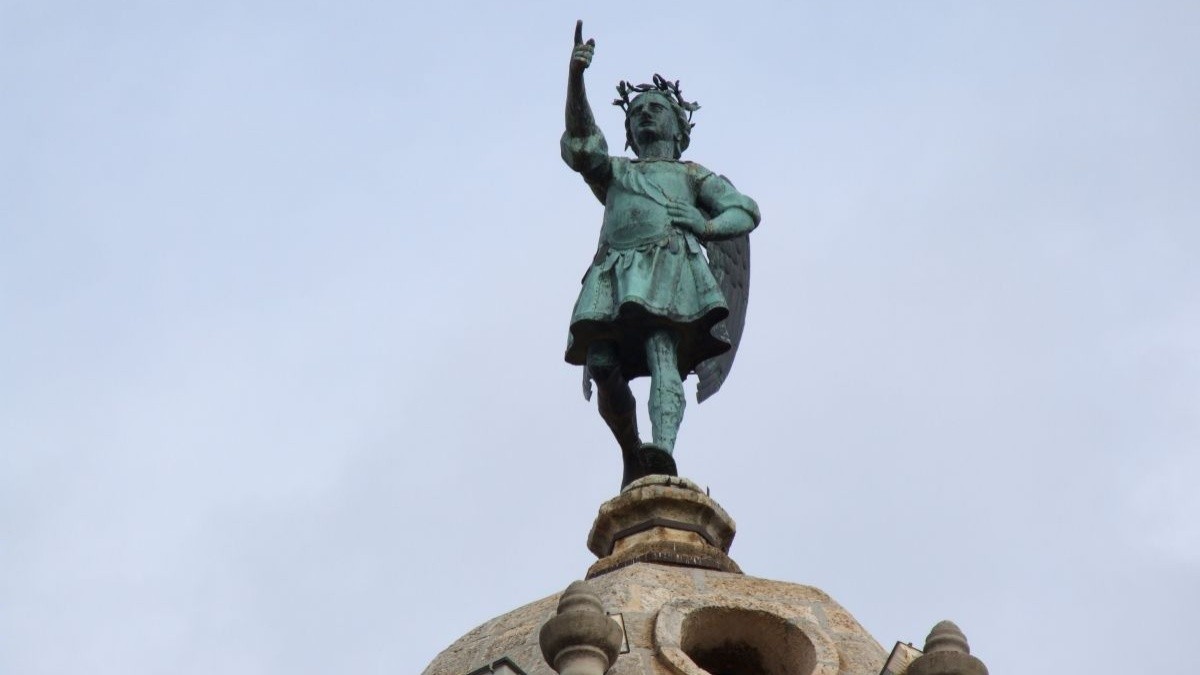 Escultura de l'Àngel de Tobies al capdemunt del campanar del Vendrell.