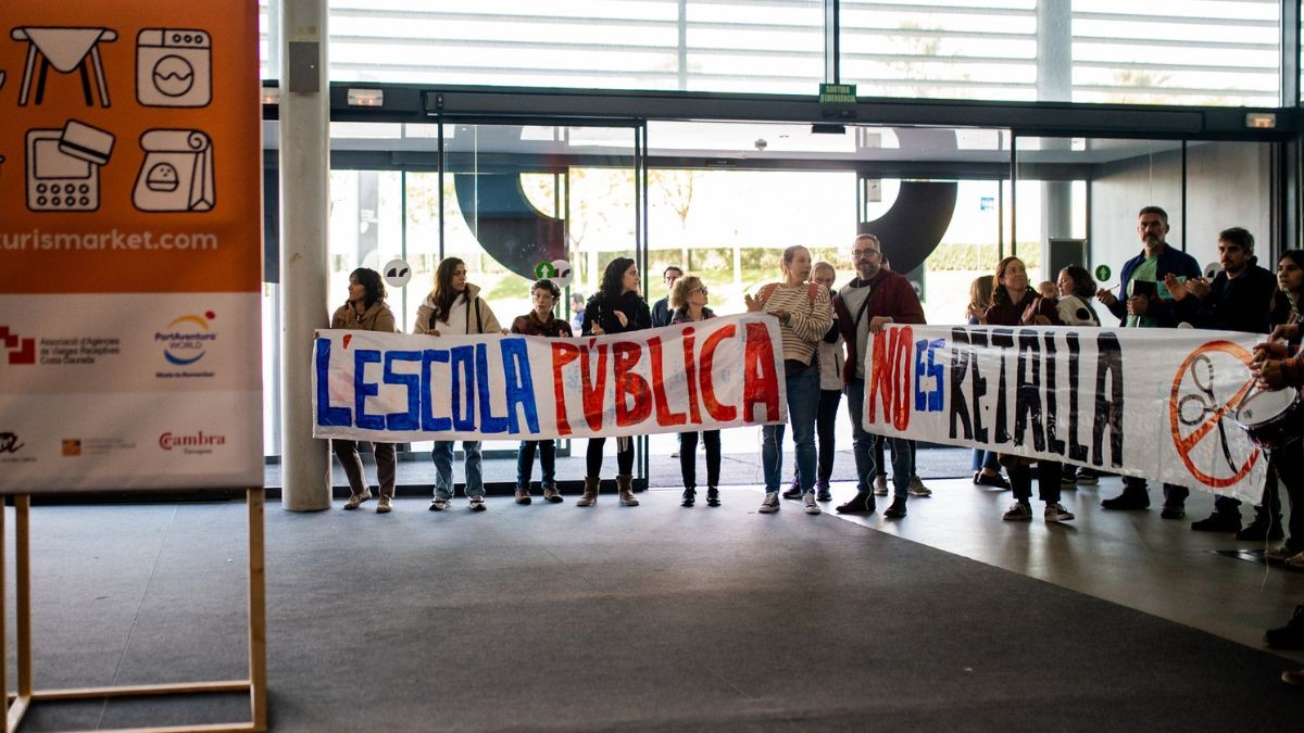 La comunitat educativa de La Vitxeta s'ha manifestat aprofitant la inauguració del Turismarket a firaReus