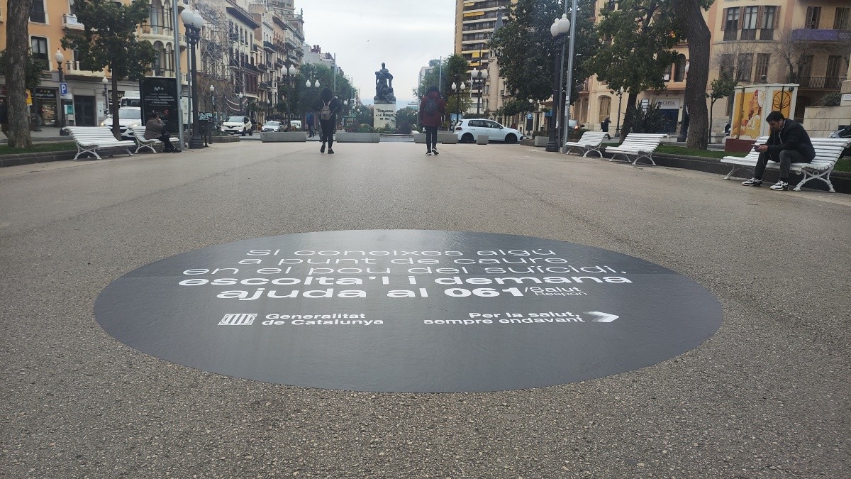Imatge del punt de prevenció del suïcidi que s'ha instal·lat a la Rambla Nova de Tarragona.