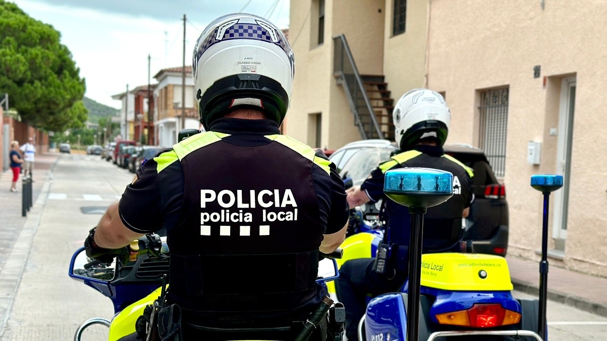 Imatge de dos agents de la Policia Local de Roda de Berà.