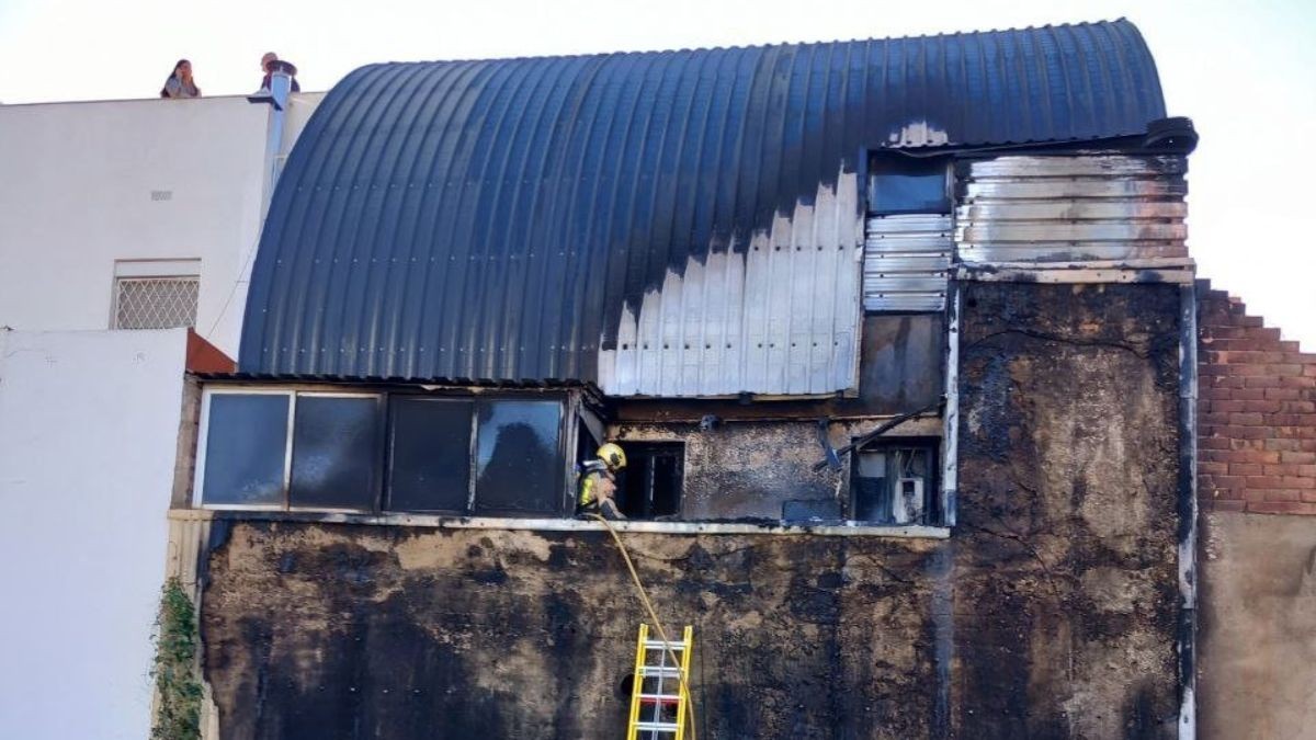 L'incendi ha afectat un pati i la façana de l'edifici de dues plantes