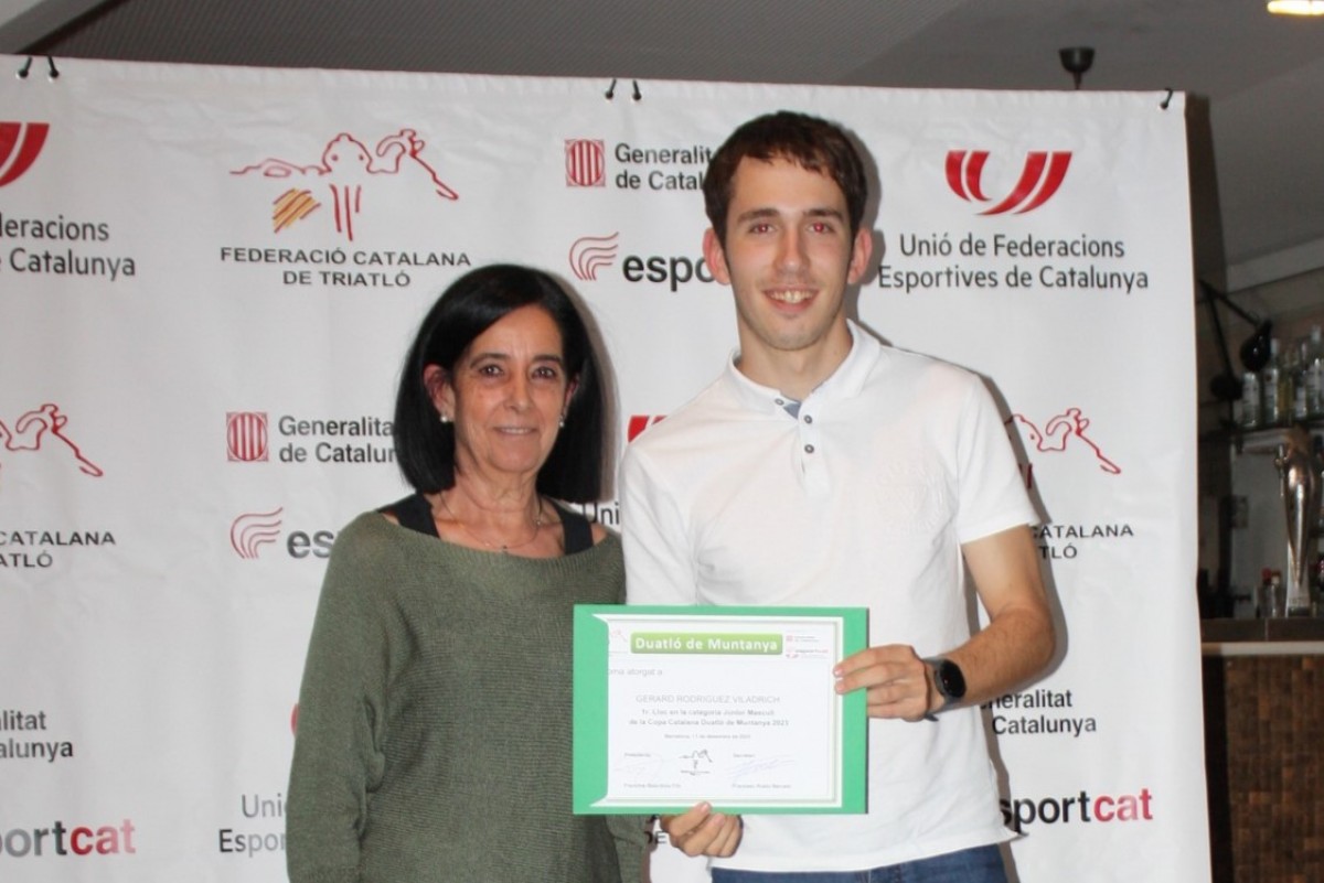 En Gerard Rodríguez, rebent un dels diplomes de mans de la presidenta de la Federació Catalana de Triatló, Francina Guardiola