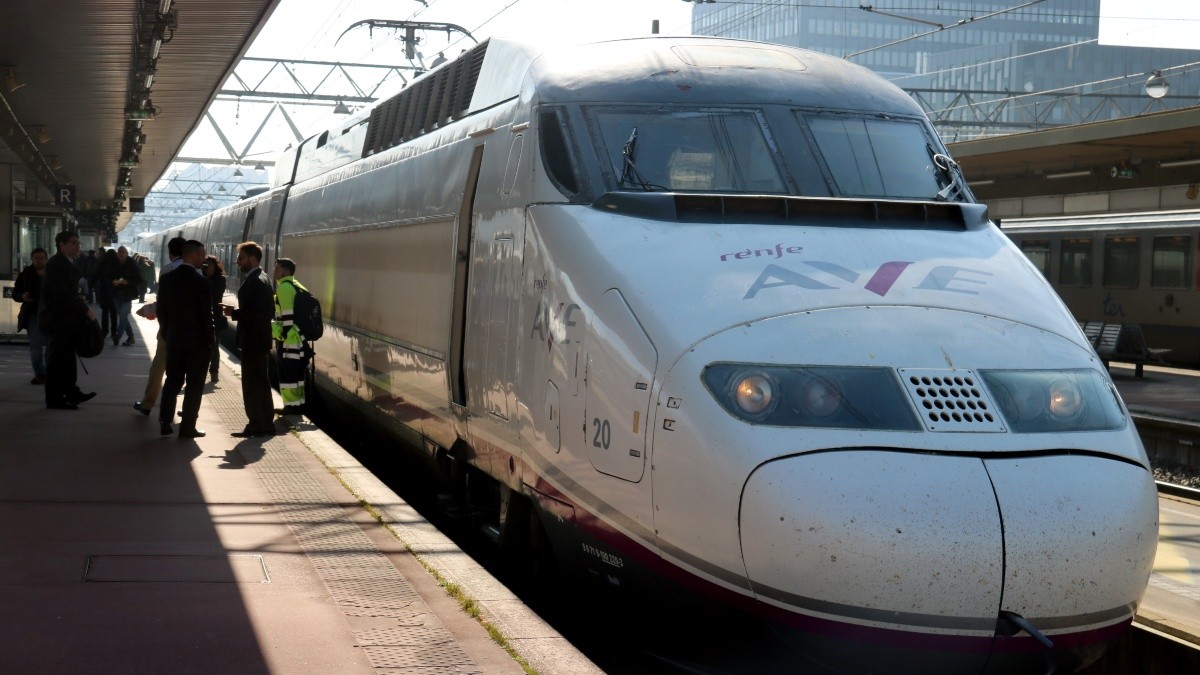 Un tren AVE de Renfe a l'estació de Lió a França.