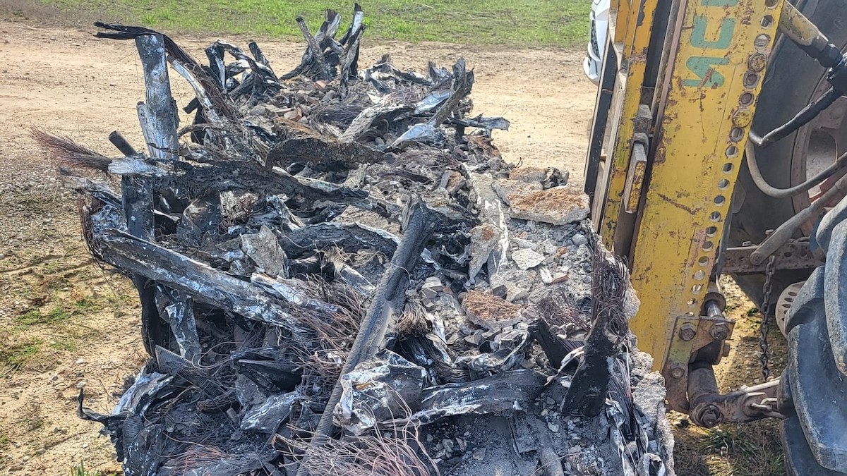 Restes del cable de coure cremat pel detingut a Lleida