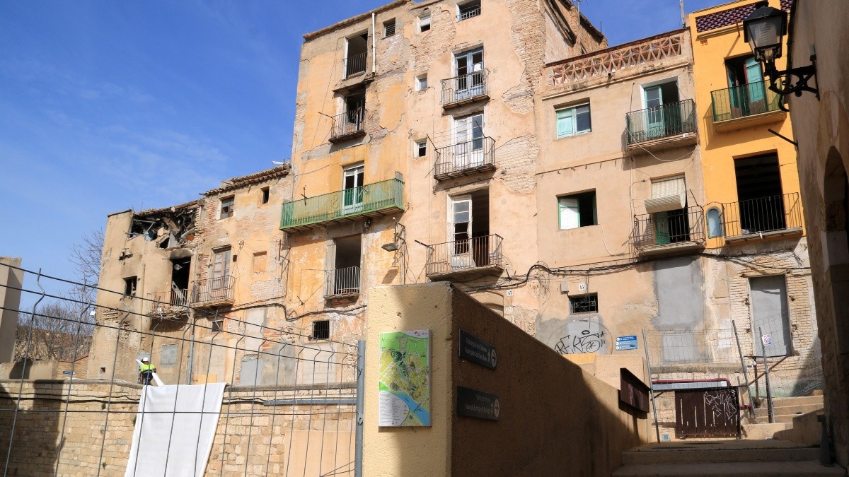 Imatge dels quatre edificis en estat de ruïna imminent que s'estan enderrocant a Tortosa.