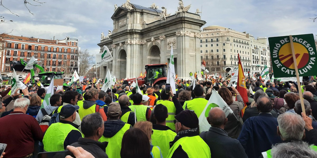 Centenars de pagesos catalans concentrats davant la Puerta d'Alcalá fins al Ministeri d'Agricultura 