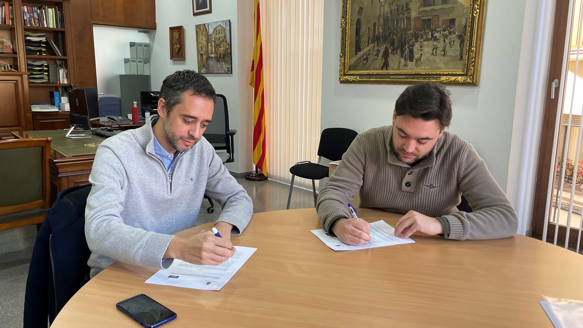 Albert Estival i Oriol Ribalta signant la renovació de l'acord