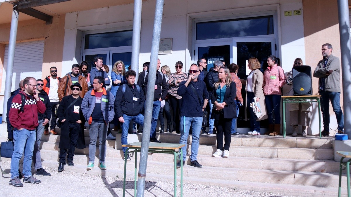 Una trentena de docents i representants sindicals s'ha concentrat al pati de l'Institut Dertosa.