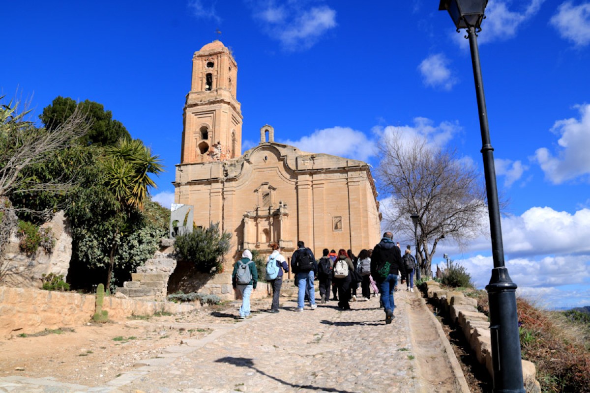 Un grup de visitants pujant a la plaça de l'Església del Poble Vell de Corbera d'Ebre 