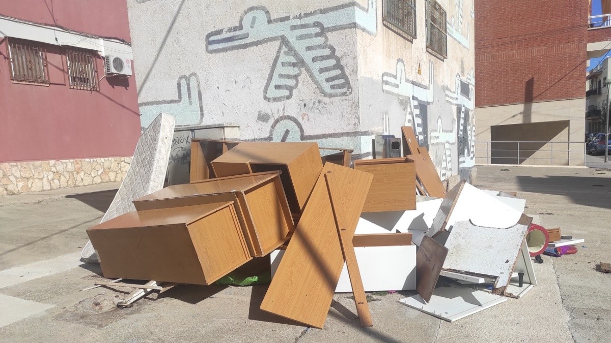 Imatge d'un abocament de mobles al carrer Tortosa de Torreforta.