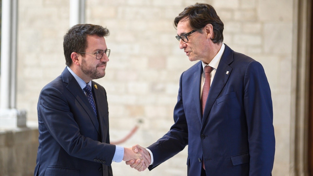 Pere Aragonès i Salvador Illa signen l'acord pels pressupostos del 2024.