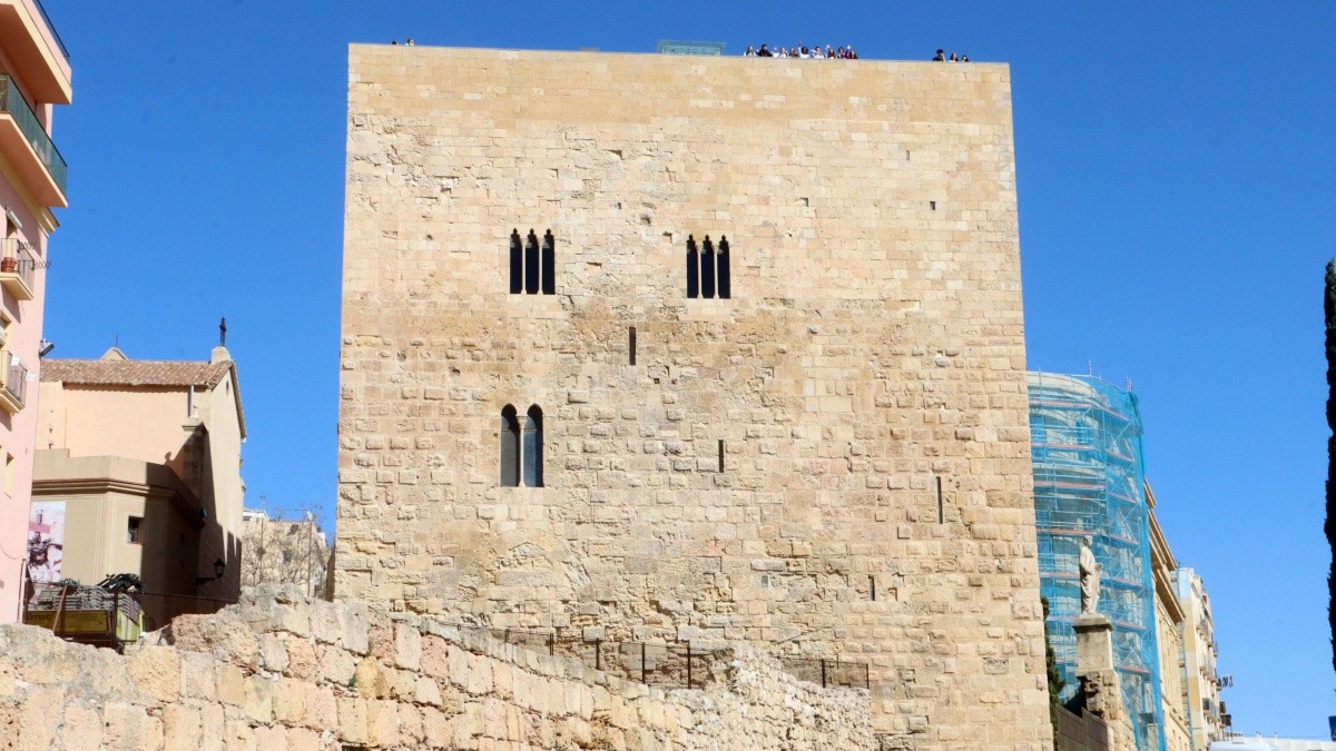 Imatge de la façana oest de la torre del Pretori de Tarragona, un cop acabada la intervenció de neteja i restauració.