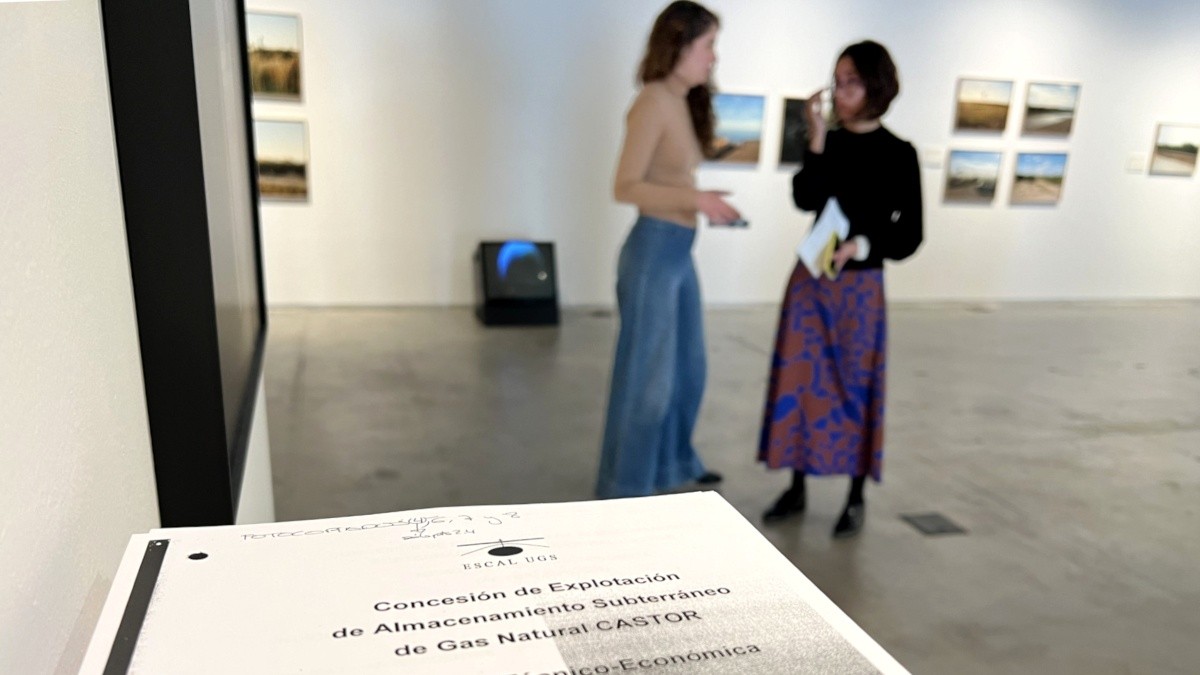 Documents sobre el Castor a l'exposició Energia submergida amb l'artista Paula Artés i la comissària Carolina Ciuti al fons.