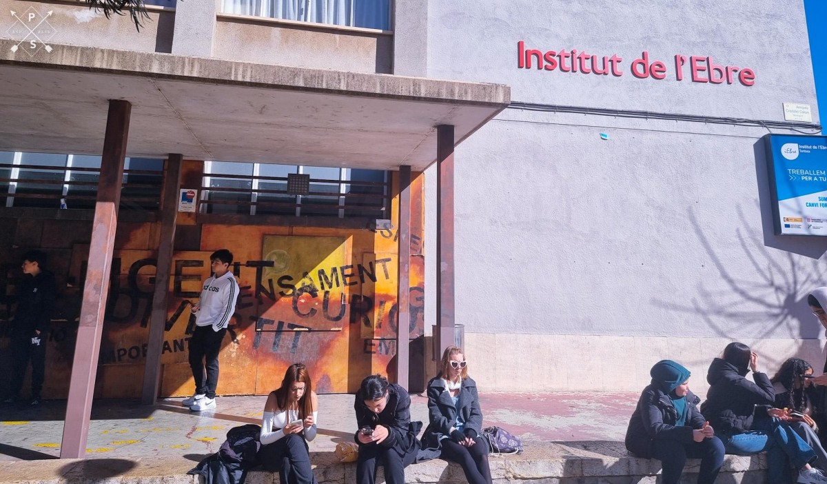 Façana de l'Institut de l'Ebre,  a Tortosa 