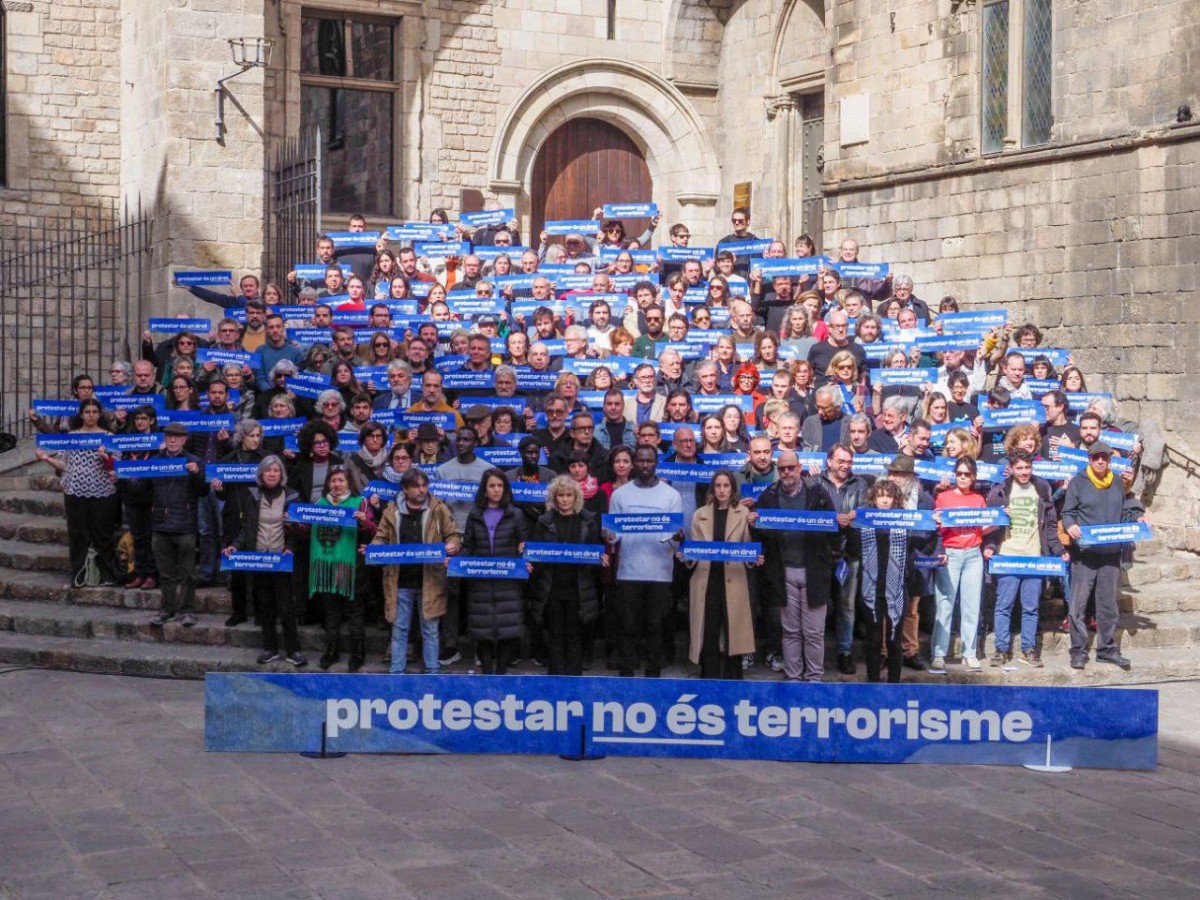 Òmnium reuneix més d'un centenar de persones i entitats per condemnar la persecució del dret de protesta