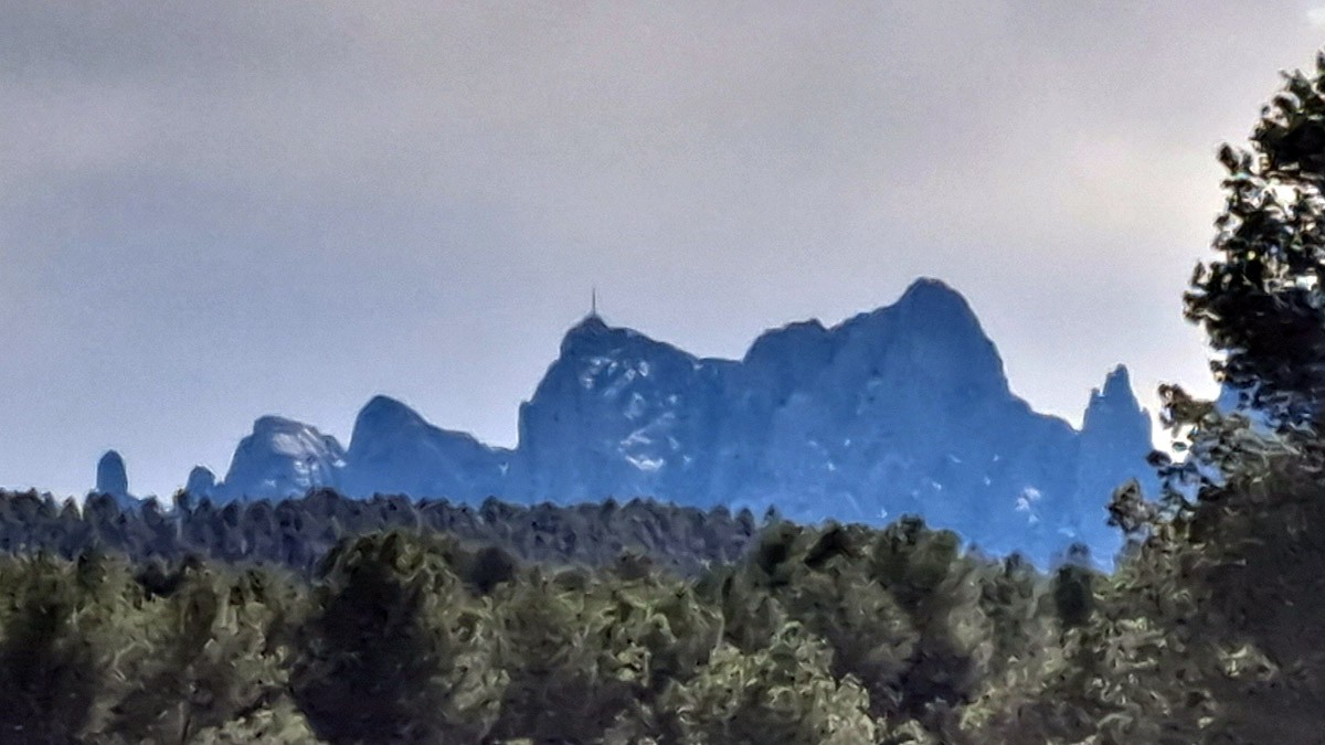 El massís de Montserrat amb clapes de neu aquest diumenge al matí