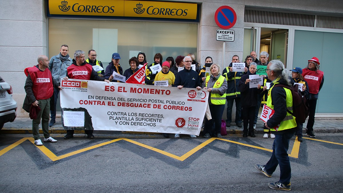 Treballadors de Correus de Torredembarra protestant davant de l'oficina del municipi per denunciar la precarietat laboral i la manca de personal.