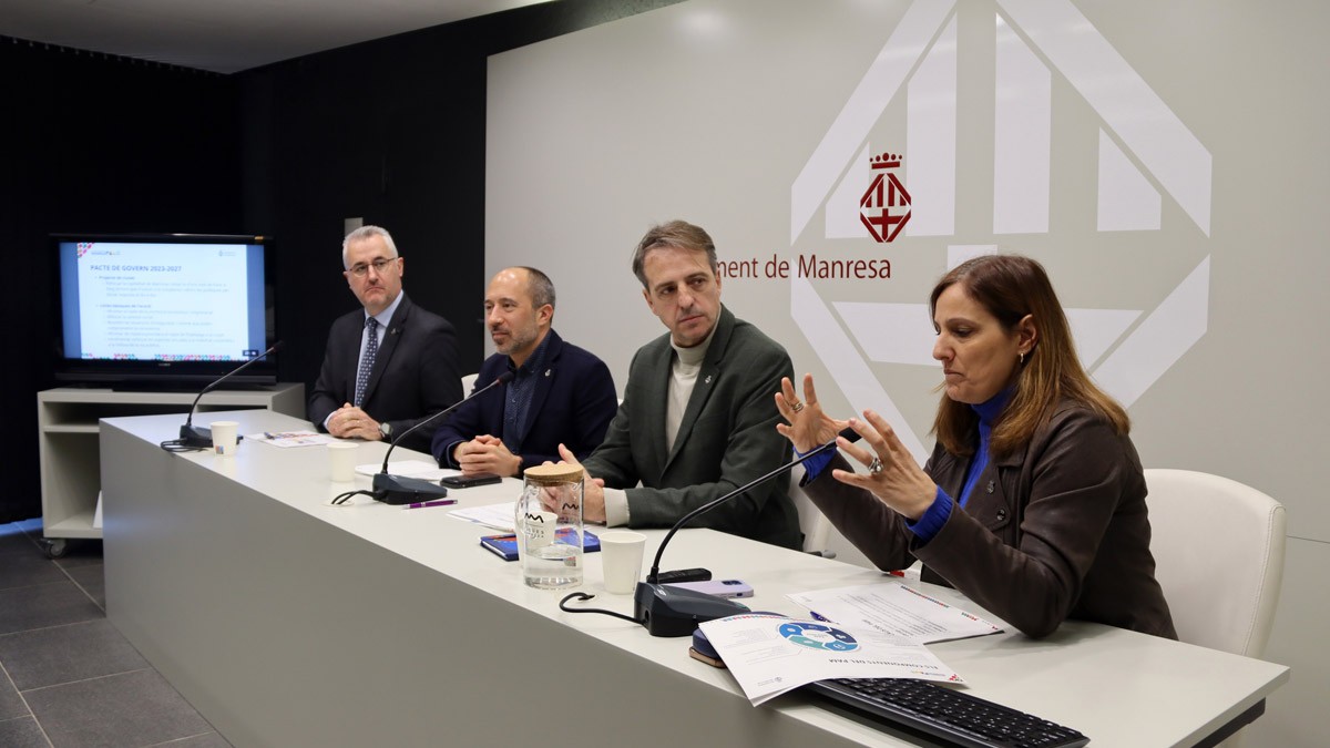 Representants del govern de Manresa explicant el PAM 2024-27