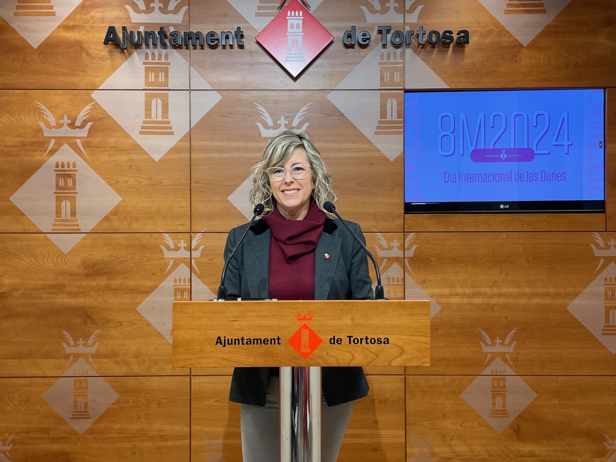 La regidora d’Igualtat i Feminismes de l'Ajuntament de Tortosa, Mar Lleixà, en roda de premsa  