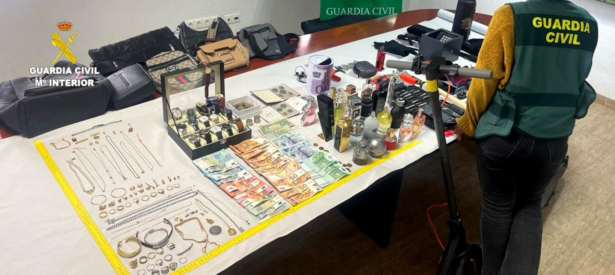 Una agent de la Guàrdia Civil custodia tots els objectes recuperats de robatoris en domicilis de Vinaròs i la Ràpita 