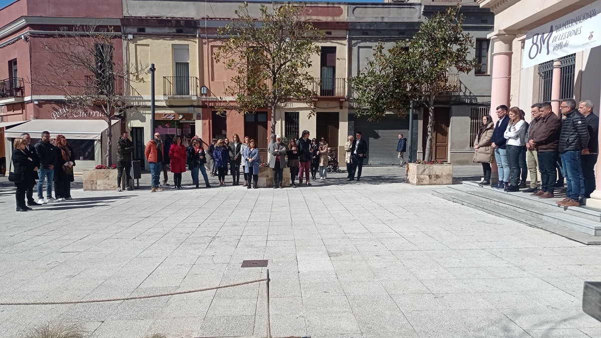 El minut de silenci s'ha fet a les 12h davant de l'Ajuntament de Rubí