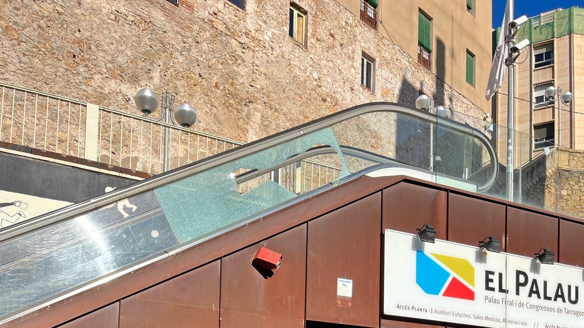 Imatge del primer tram de les escales mecàniques del Palau de Congressos de Tarragona.