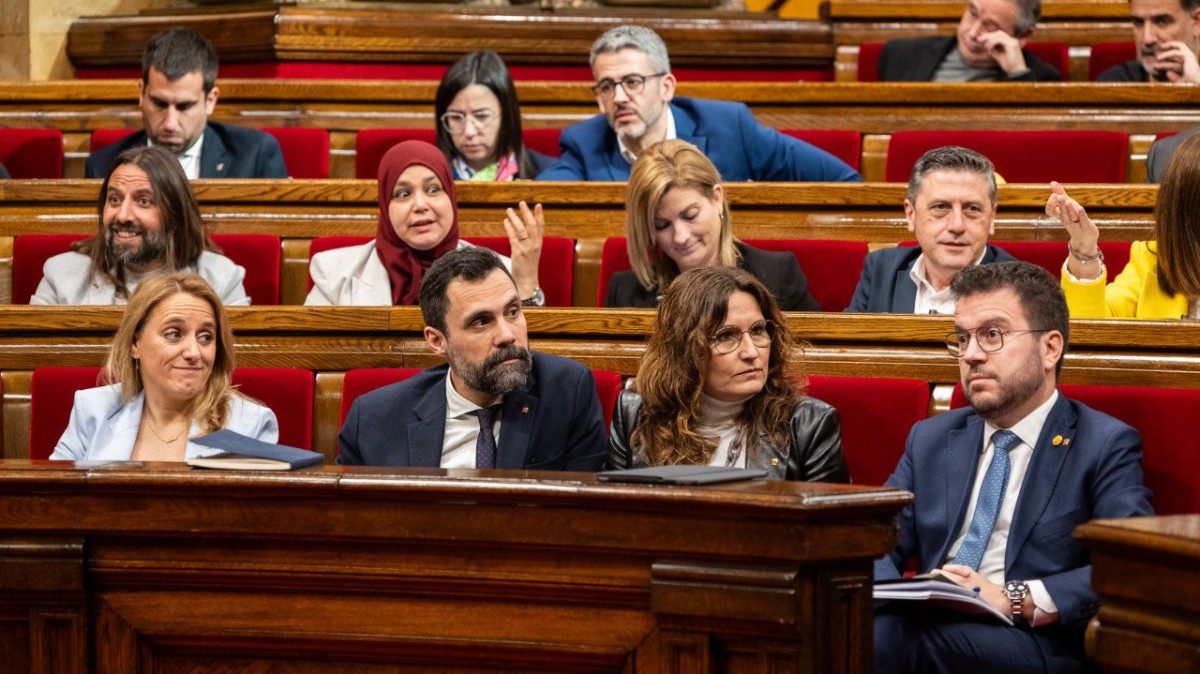 Aragonès i els membres del Govern, durant el debat de pressupostos.