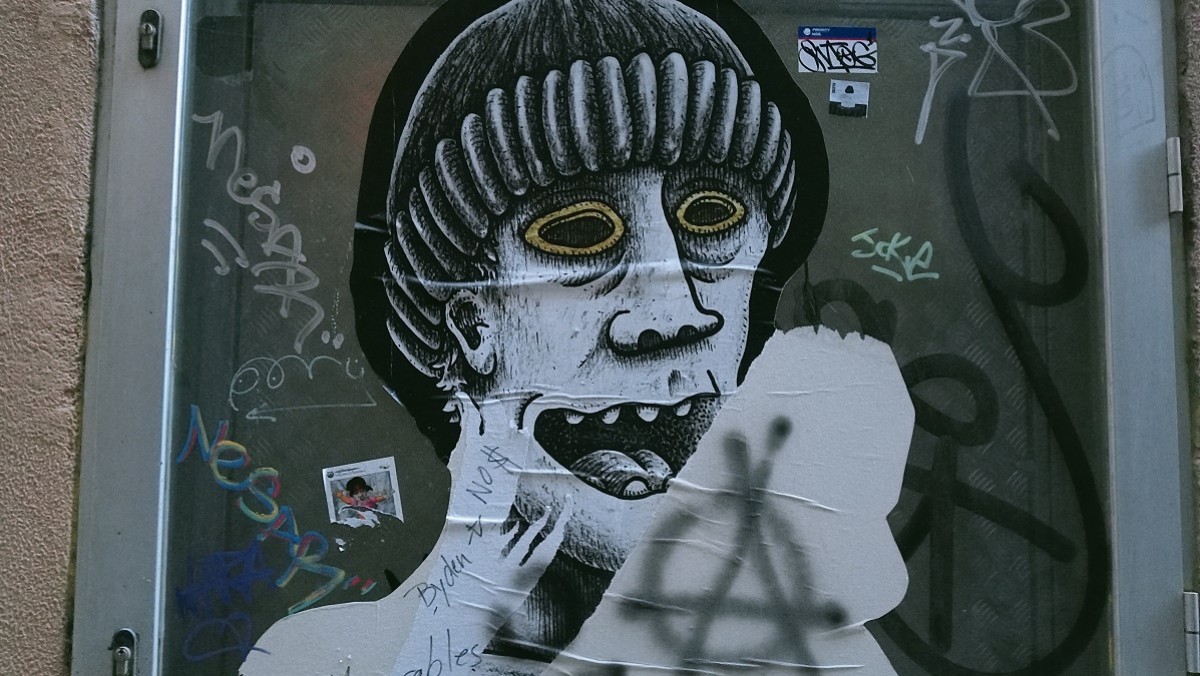Rostre desfigurat, grafiti en un carrer de la baixa de Sant Pere