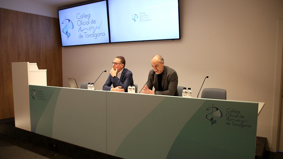 Sergi Boada, president del Col·legi Oficial de Metges de Tarragona; i Manuel Carasol, secretari de l'organisme durant la roda de premsa per presentar les dades d'agressions de 2023.
