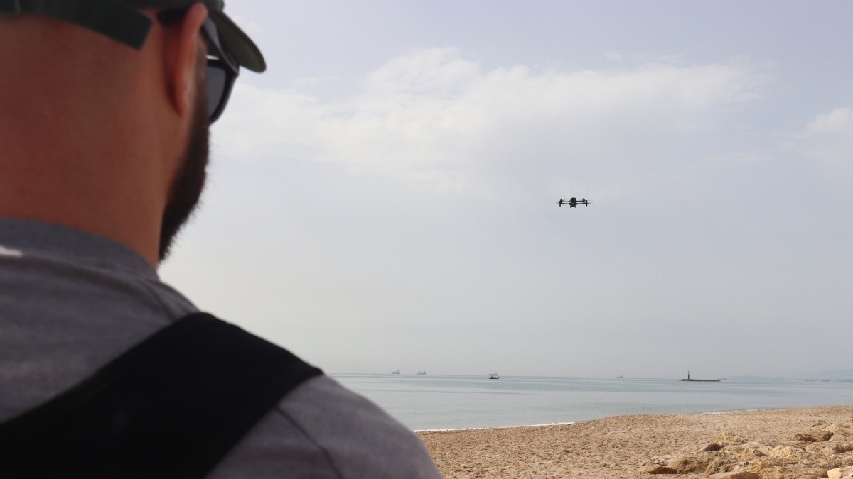 Imatge del dron que obté les imatges aèries a la platja d'Altafulla.