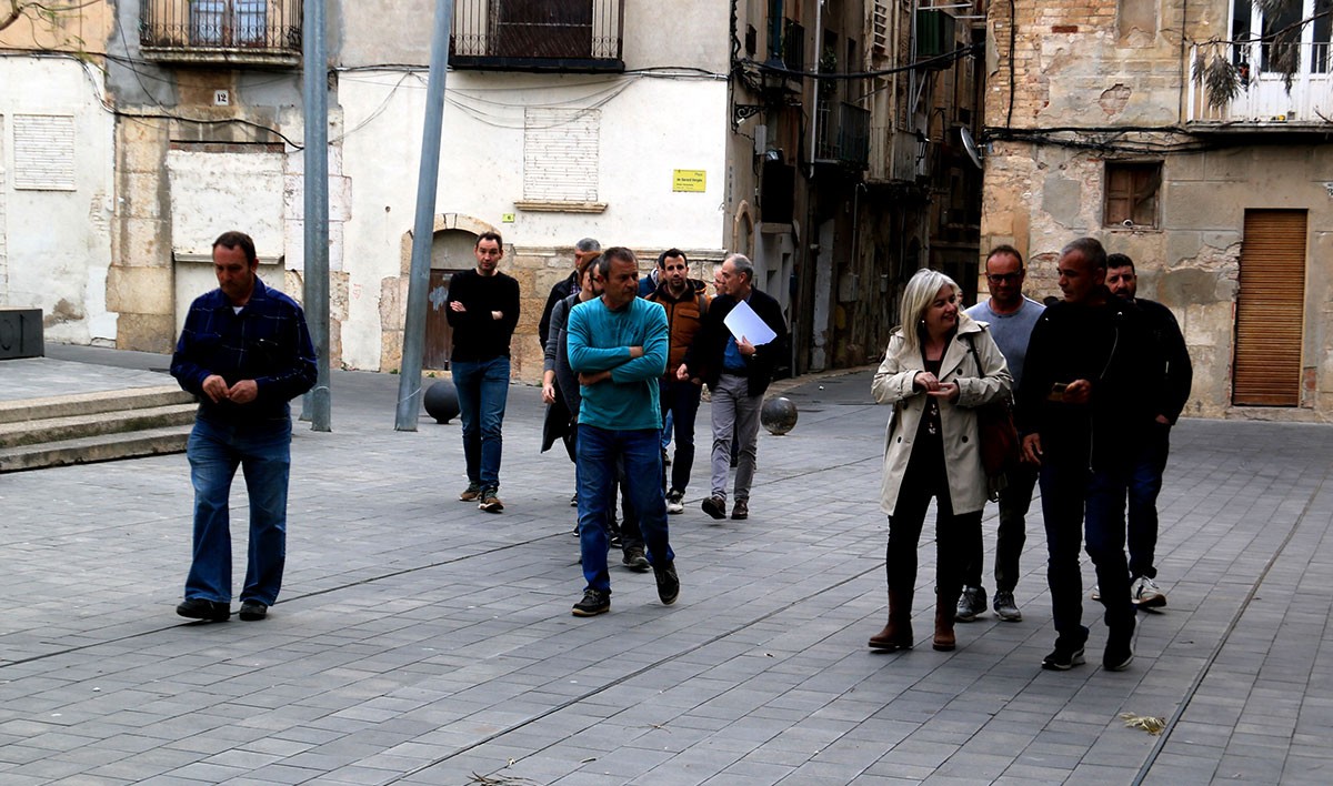 Regants afectats, arribant a la reunió amb l'ACA a Tortosa.