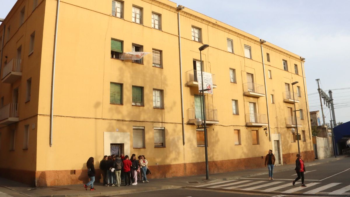 L'edifici es troba al carrer de Pere Martell, al barri del Serrallo