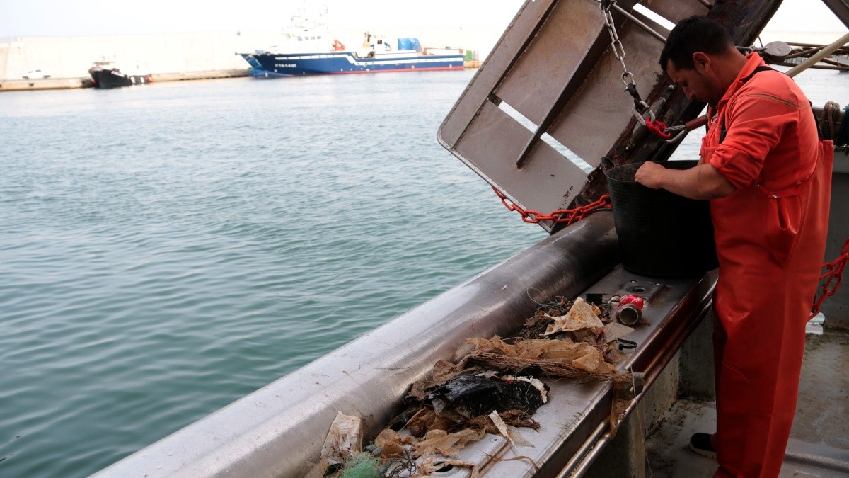 Juanma Margalef, pescador de l'Ametlla de Mar, mostra part de les deixalles que han recollit de la mar en una jornada de feina.
