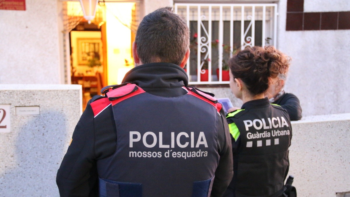 Els agents de la Guàrdia Urbana i els Mossos visiten els veïns de Boscos de Tarragona per prevenir els robatoris.