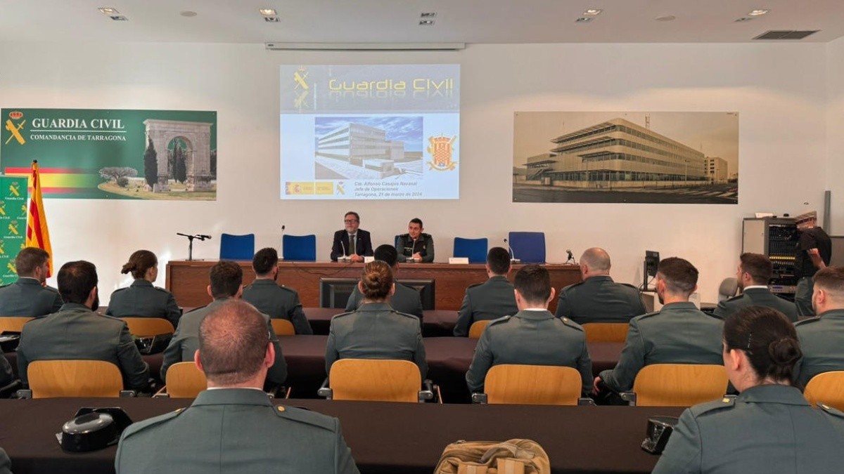 Els nous agents de la Guàrdia Civil han rebut la benvinguda del subdelegat del govern espanyol, Santiago Castellà.