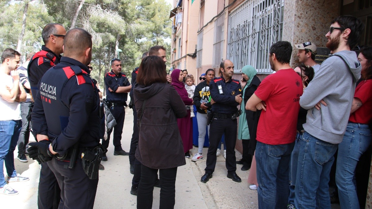 Veïns i membres del Sindicat d'Habitatge de Tarragona han impedit el desnonament al barri de Sant Salvador.
