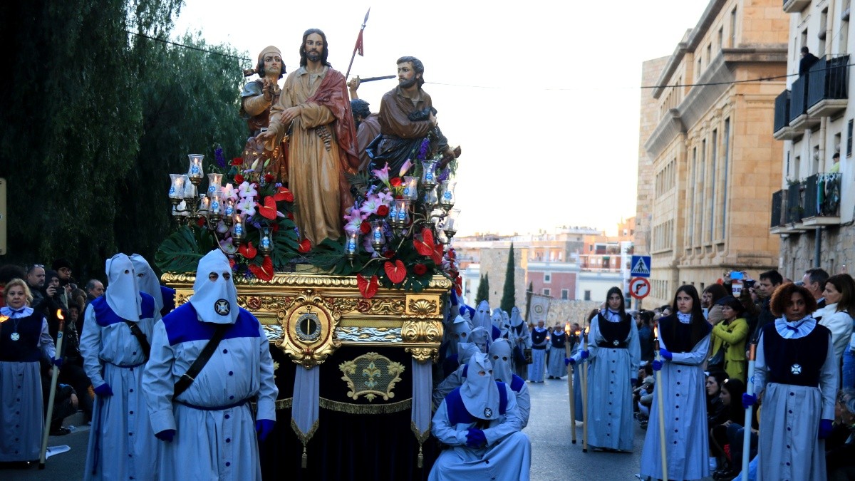 La Processó del Sant Enterrament de Tarragona se celebra la tarda de Divendres Sant des de la plaça del Rei.