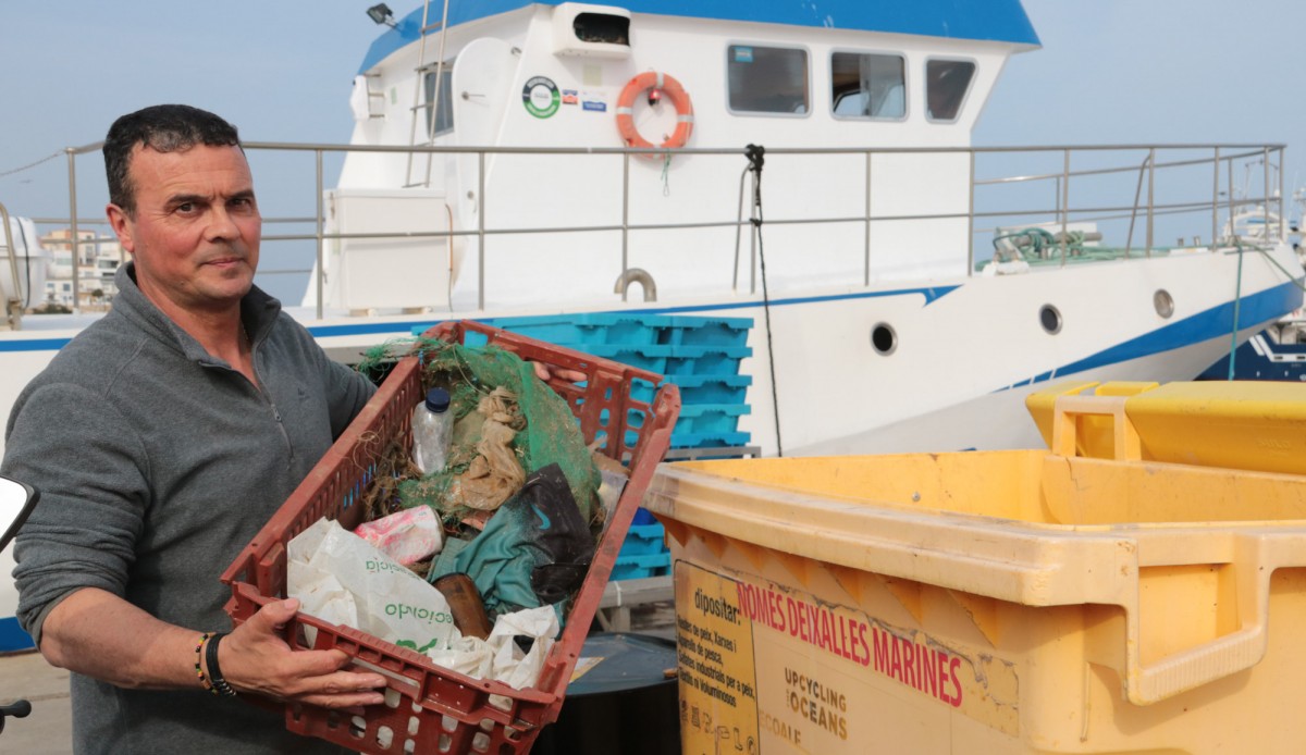 Un pescador de l'Ametlla de Mar ensenya les deixalles que han retirat de la mar en el marc del projecte Pesca Neta abans de llençar-les al contenidor 