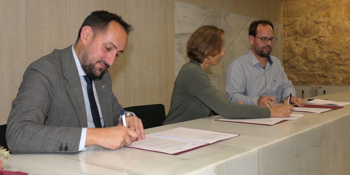 El president del CAT, Joan Alginet durant la signatura del conveni amb la Universitat de Girona 
