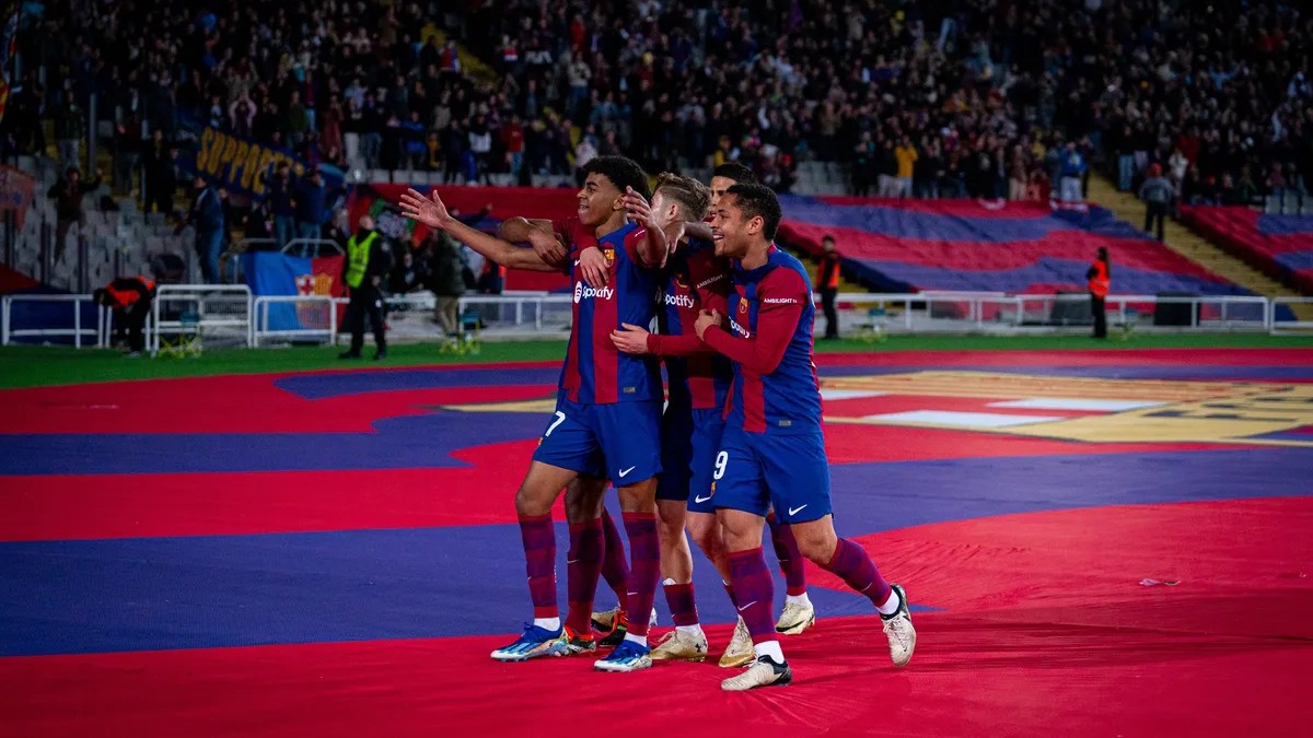 Els jugadors del Barça celebren el gol de Lamine Yamal contra el Mallorca