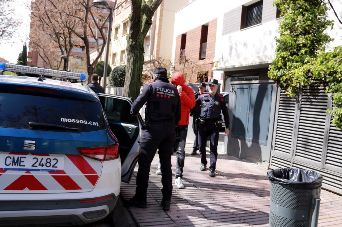 Els Mossos d'Esquadra s'enduen un home després de registrar una casa del carrer Magí Morera de Lleida