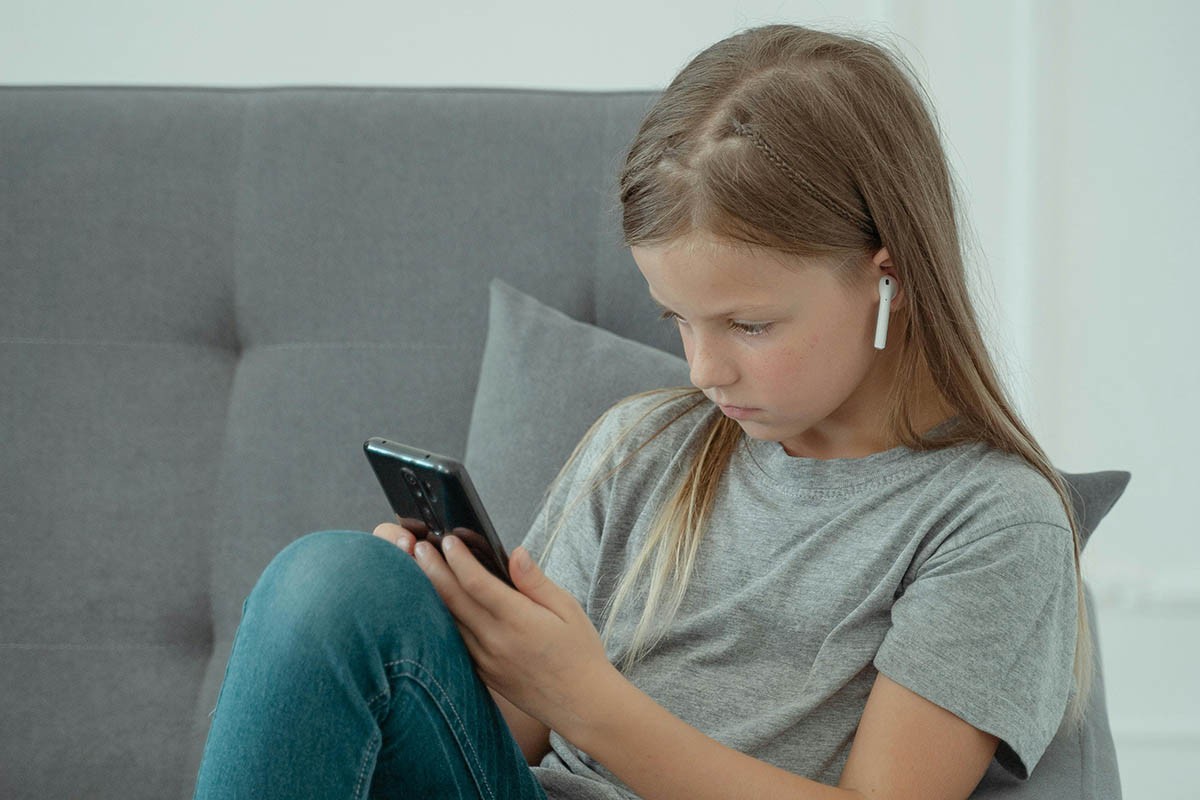 Les dades que demostren que les famílies donen el mòbil als 12 anys per pressió social