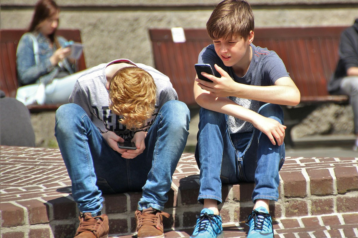 El Regne Unit estudia prohibir l'ús de telèfons mòbils als menors de 16 anys