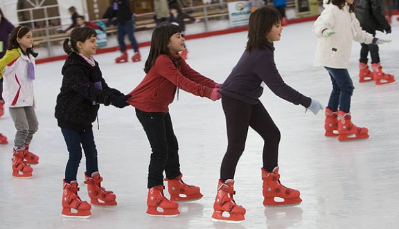 Xiquetes patinant en una pista de gel.